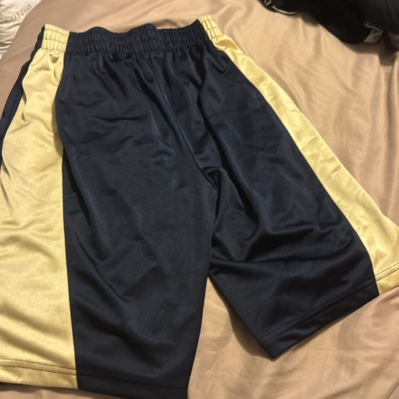 Boys Medium Notre Dame shorts! - Picture 5 of 7